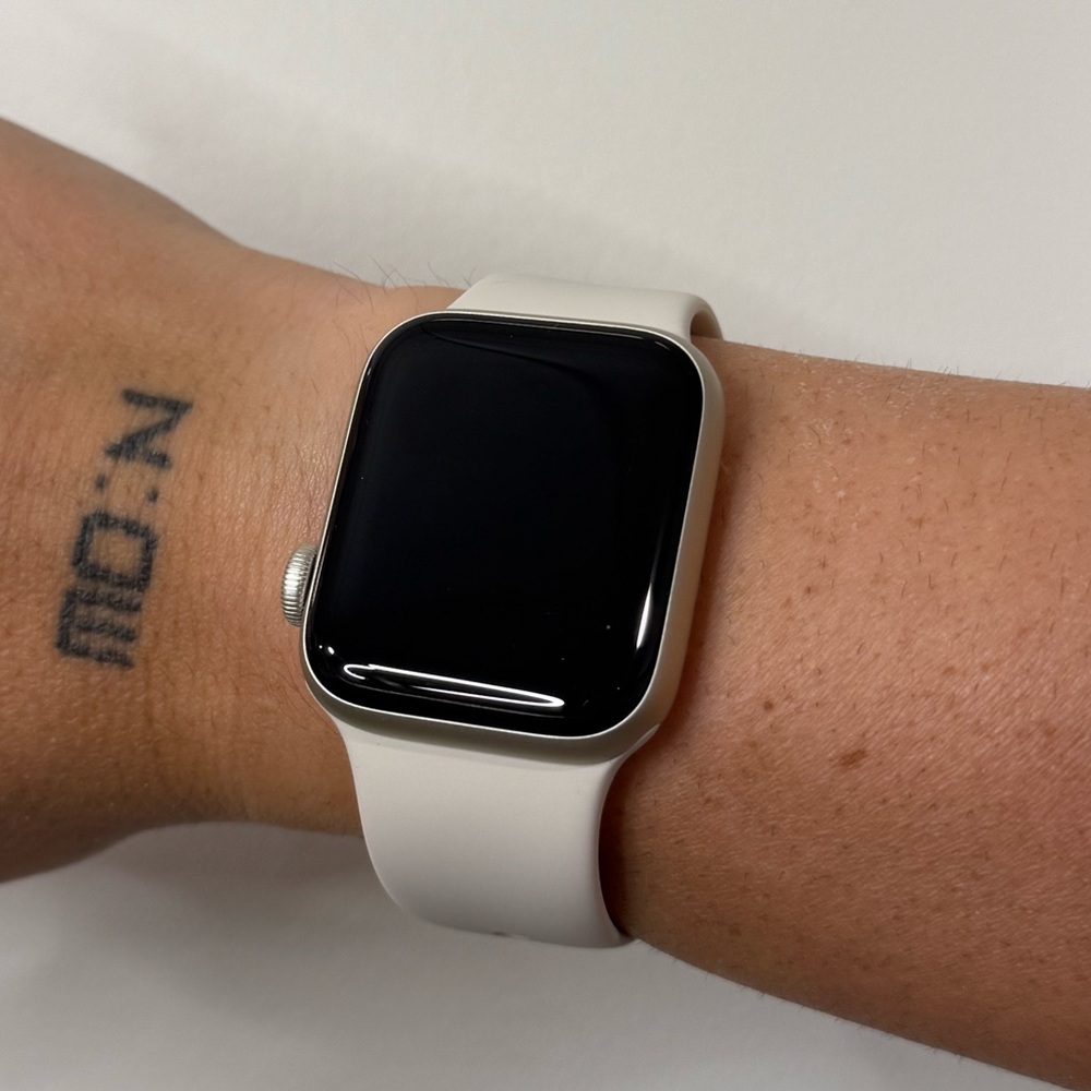 Apple Watch SE 2024 40mm GPS + Cellular Starlight Aluminum Case!
